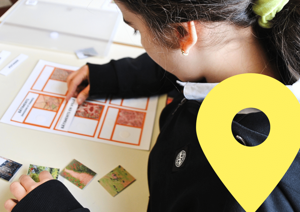 Leerling maakt een oefening met oude kaarten