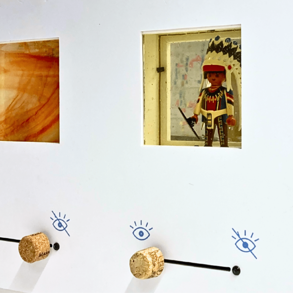 playmobil placé derrière un imprimé et curseur qui permet de mettre en évidence le degré de transparence du verre