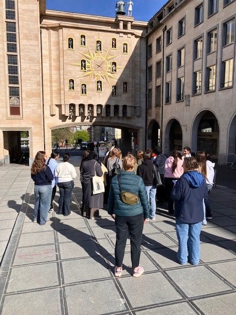 Des élèves observent le carillon du Mont des Arts