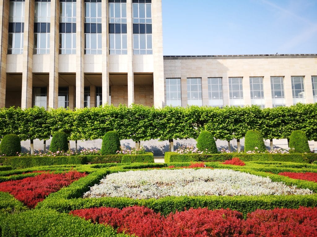 Vue sur le jardin du Mont des Arts avec la Bibliothèque royale en arrière plan.