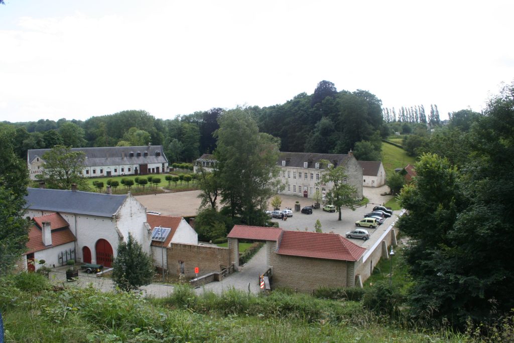 Vue panoramique du sîte de Rouge-Cloître : sa cour d'honneur et ses bâtiments