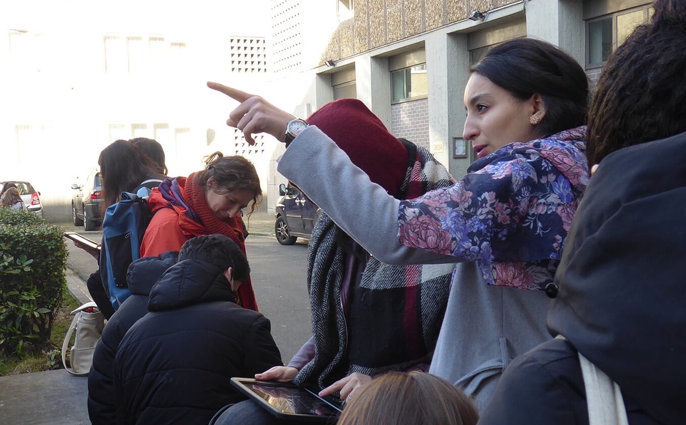 Des élèves participent, en rue, à une animation sur l'histoire des logements sociaux.