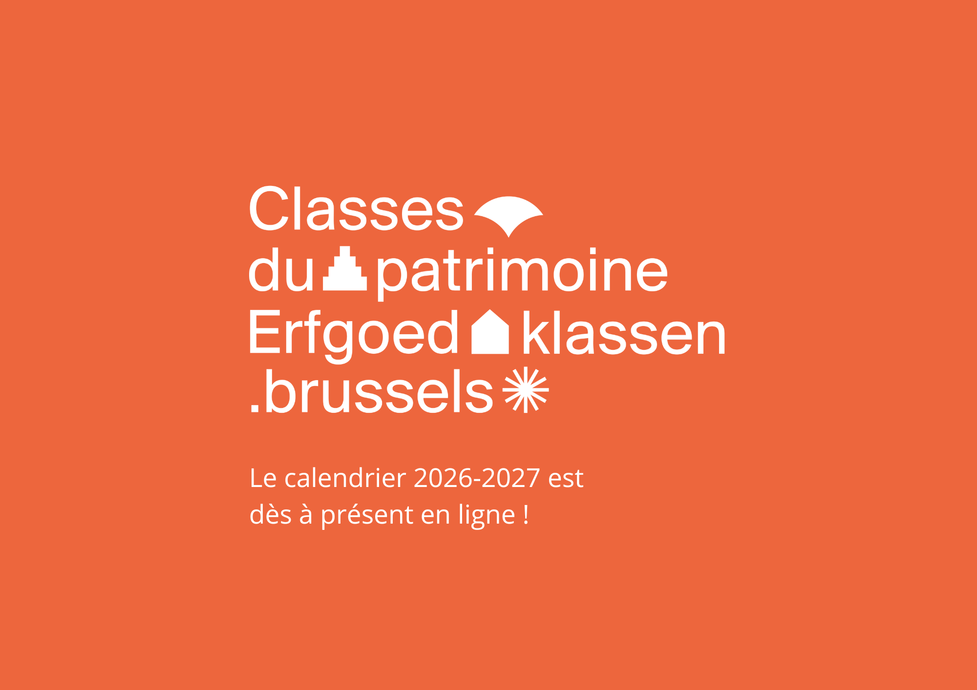 logo bilingue Classes du Patrimoine / erfgoedklassen blanc sur fond orange avec la mention Le calendrier 2026 2027 est dès à présent en ligne !