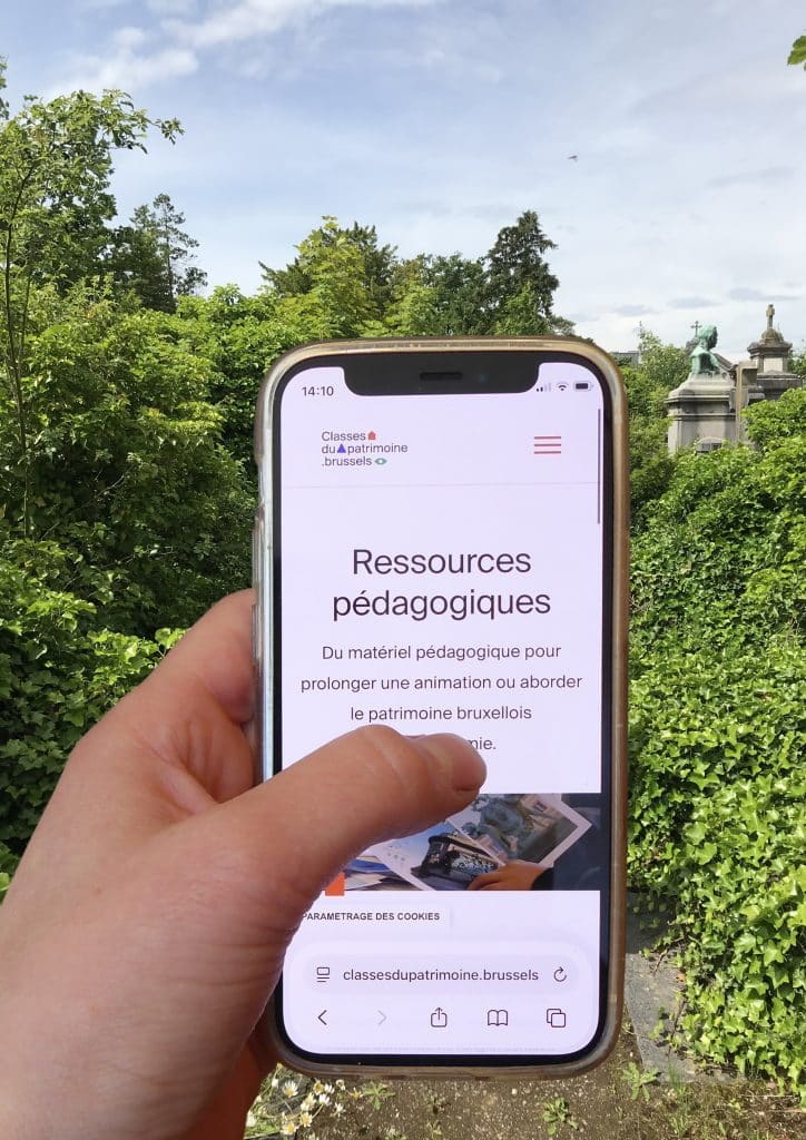 Une photo de l'écran d'un gsm sur lequel est affiché une page du site internet des Classes du Patrimoine