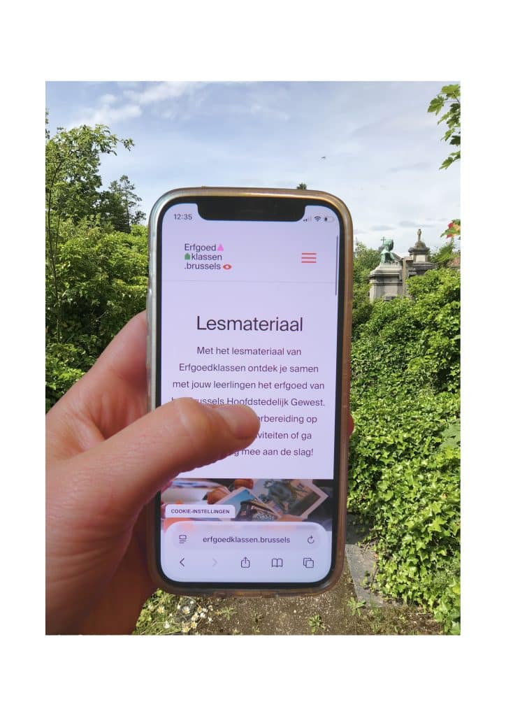 Een foto van een gsm waarop de website van Erfgoedklassen te zien is.