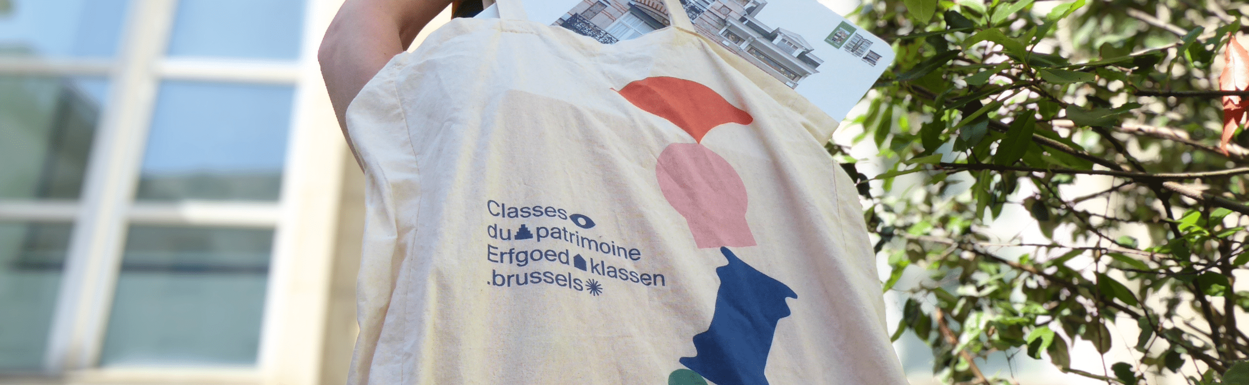 un totebag avec le logo et le nom des Classes du Patrimoine