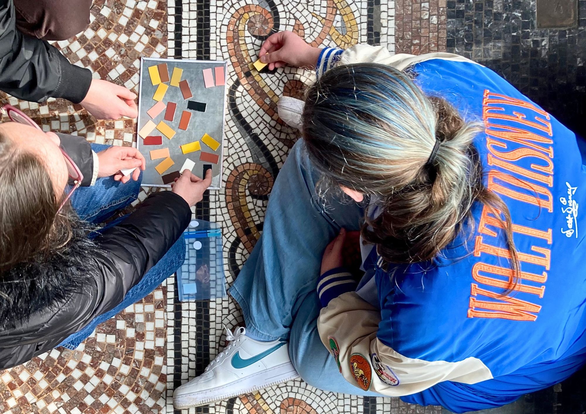 Des étudiants observent les couleurs de la mosaïque du hall du Musée des Instruments de musique